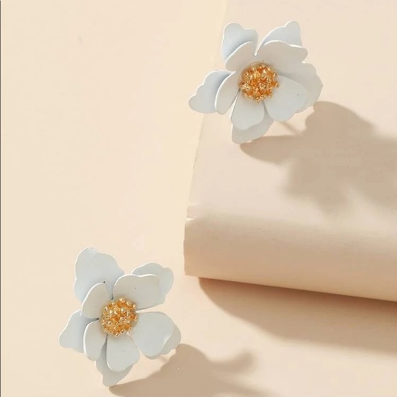 ANTHRO ZENZII WHITE PANSY FLOWER STUD POST EARRINGS - Picture 2 of 3